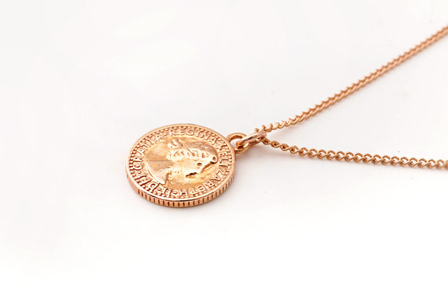 쥬얼리누보 18k 골드 레지나 엘리자베스 코인 목걸이 동전 퀸 여왕 써클 동그라미 빈티지 앤틱 유니크 심플 포인트 데일리 기본 20대  30대 40대 여자 연예인 인스타 네크리스 생일 기념일 선물 추천
