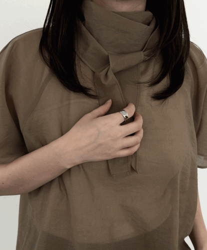 모어레브 [당일배송] 이프 스카프 반팔 블라우스 (2color)