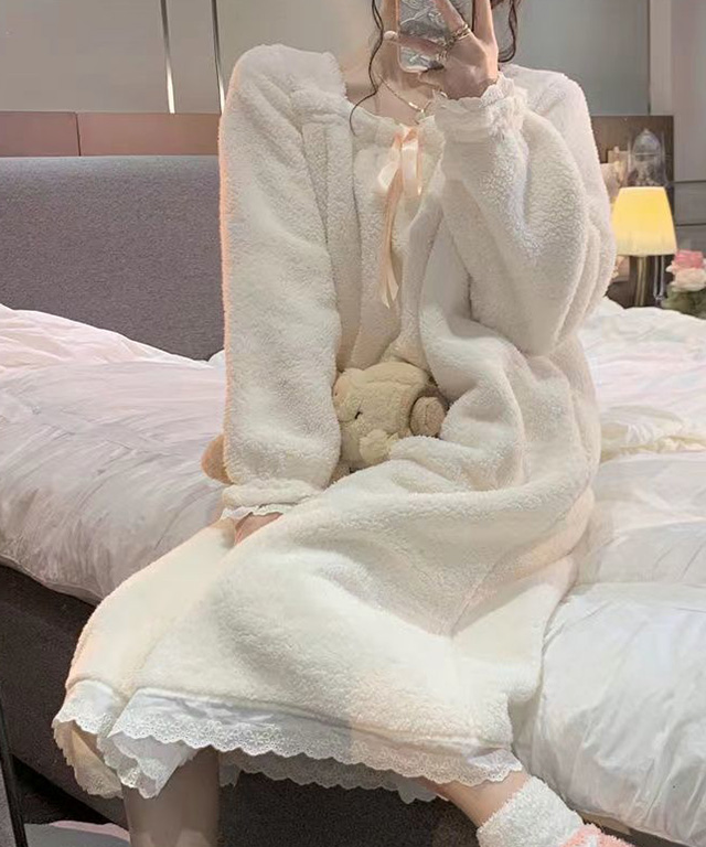 [라리리] 극세사 겨울 수면잠옷 홈웨어 긴팔 보들프릴 백설 원피스 파자마 수면잠옷 2컬러(2941)