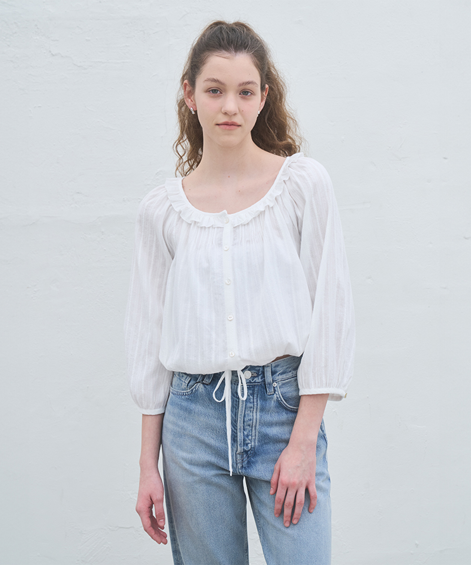 벰버 MINI RUFFLE STRING BLOUSE_WHITE