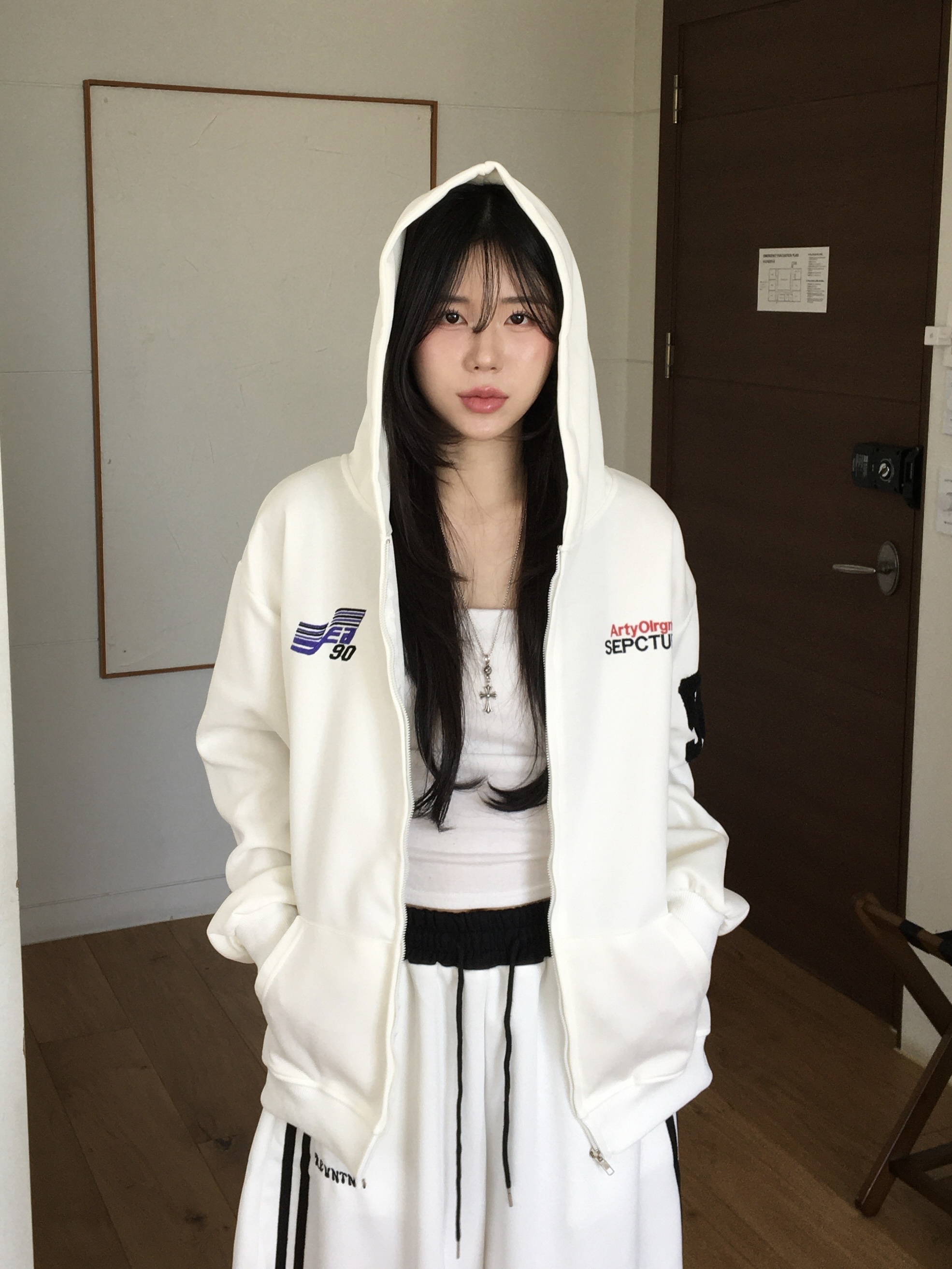 지그재그 (ZIGZAG) [코디추천🩶/기모선택O] 화이트단독 오버핏 레드 포인트 레터링 꾸안꾸 후드 집업 -4color